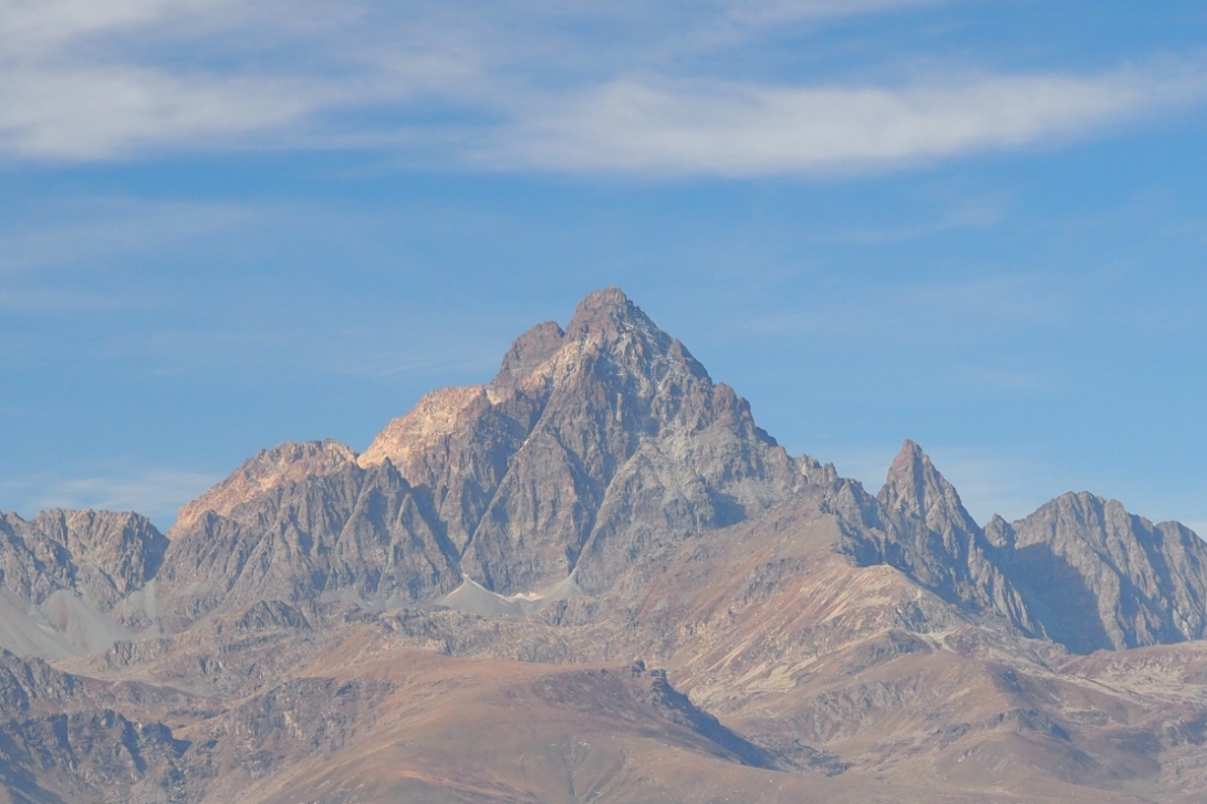 Panorama sul Monviso e montagne circostanti
