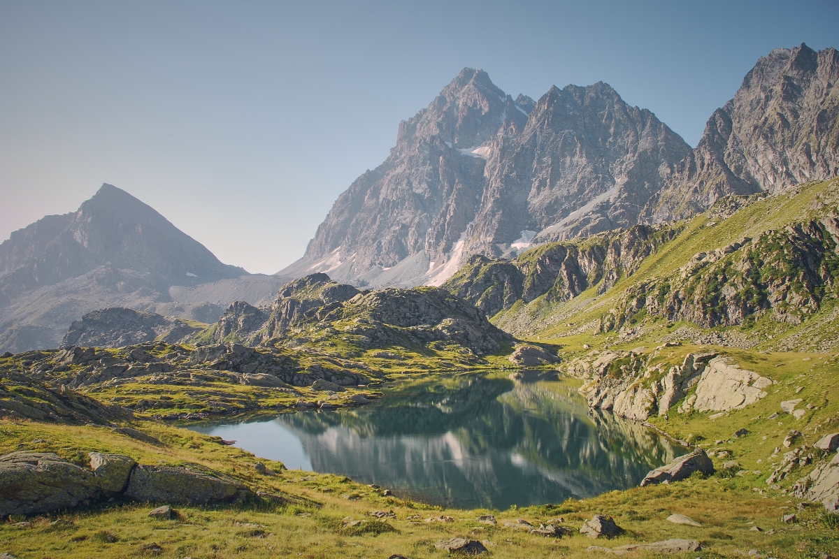 In primo piano il lago Superiore di Viso, sullo sfondo il Monviso.