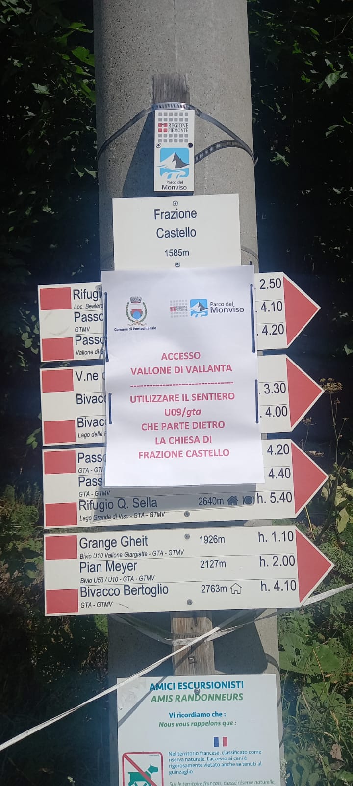 frecce di direzione con segnalazione soprastante di divieto di accesso