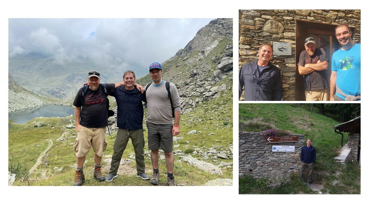 La foto è un collage di immagini che illustrano la decennale collaborazione tra il gruppo Alpstream e il  prof. Benbow della Michigan State University.
La prima foto mostra il prof. Fenoglio, il prof. Benbow e il dottor Doretto in piedi nei pressi di un lago nel Parco del Monviso. La seconda foto, in alto a destra, raffigura il prof. Fenoglio, il prof. Benbow e il dottor Doretto all’ingresso del centro di ricerca di Ostana.Nell'ultima foto si osserva il Prof. Benbow in piedi accanto al cartello con le indicazioni per il centro di ricerca del gruppo Alpstream ad Ostana.