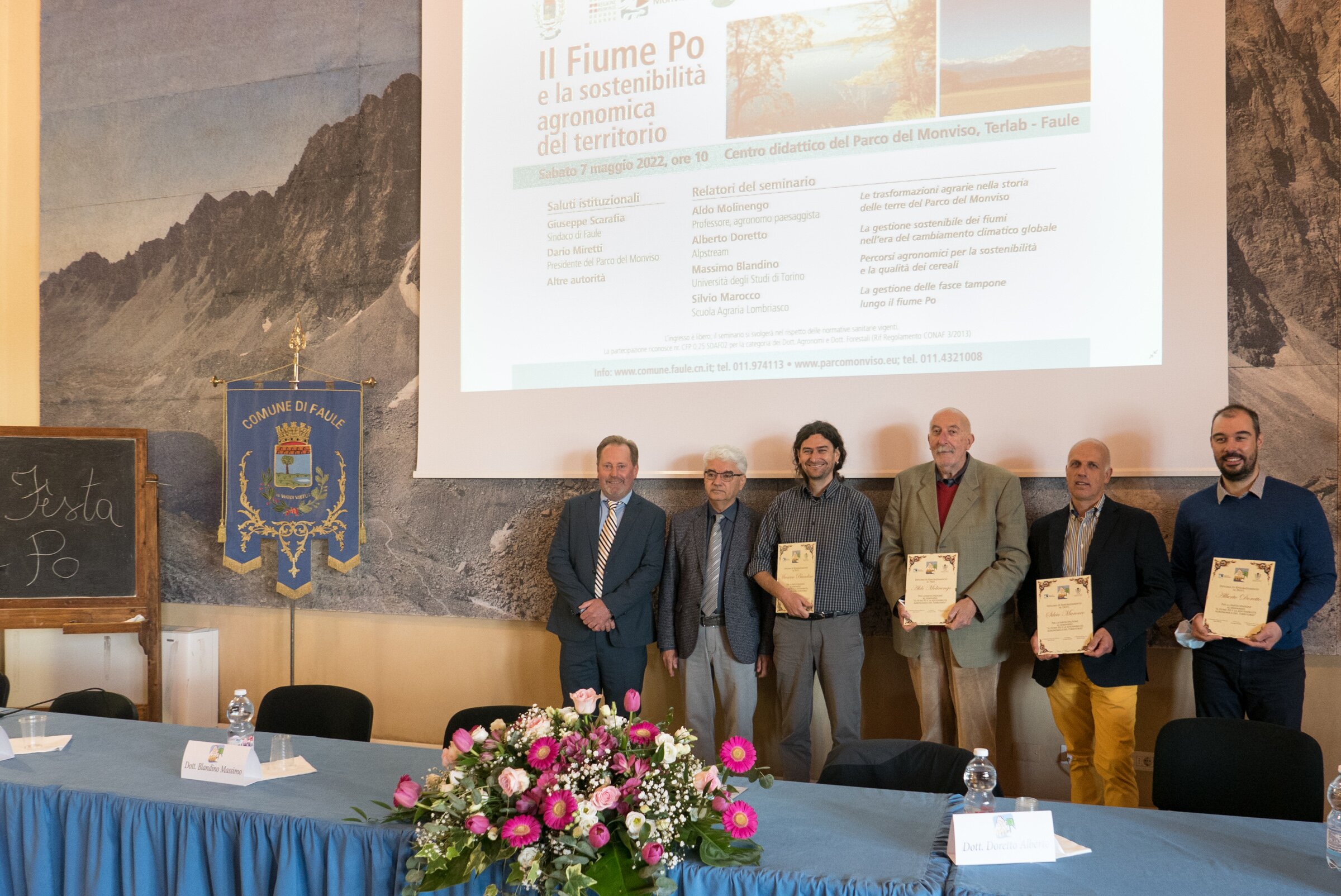 Foto di gruppo con sei persone