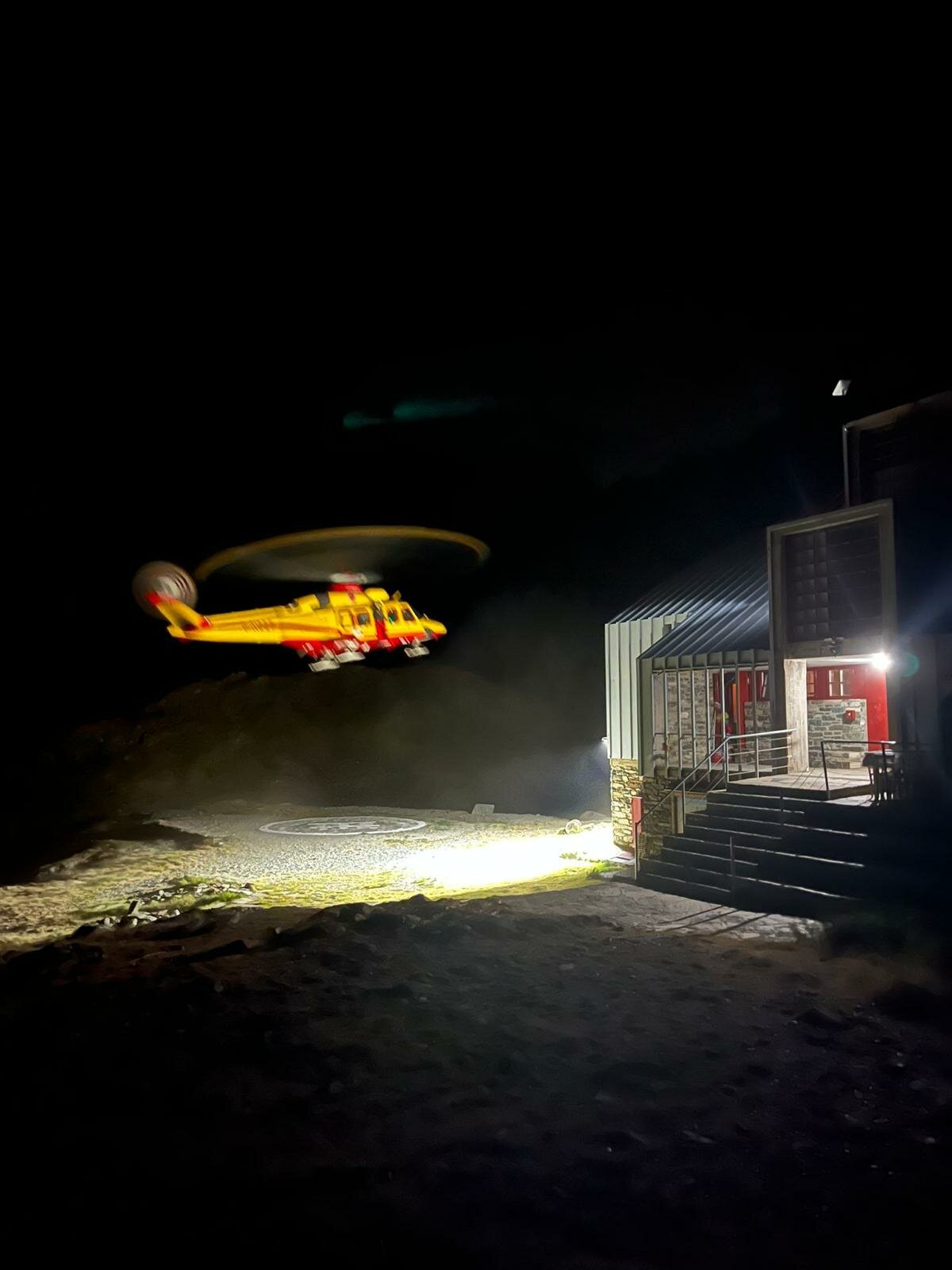 elicottero in avvicinamento notturno al rifugio Vallanta: il velivolo è in alto a sinistra nella foto, il rifugio sulla destra.