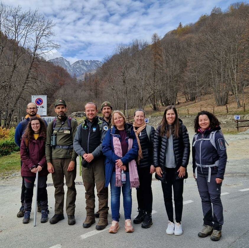 una foto che ritrae la dott.ssa Sabrina Basile, i tecnici del Parco del Monviso e i docenti della scuona superiore durante l'escursione