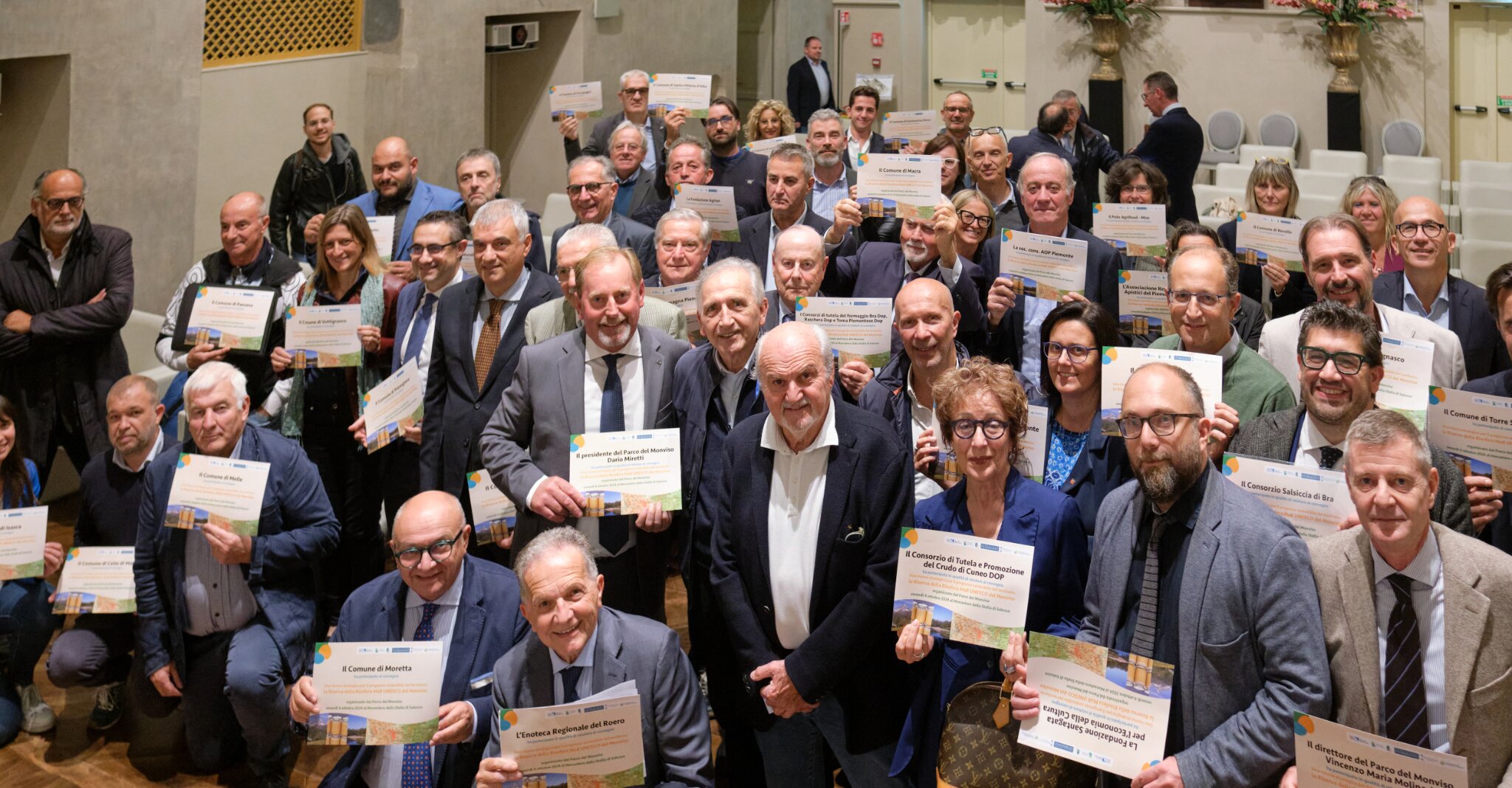 foto di gruppo dei presenti in sala, con gli attestati di partecipazione