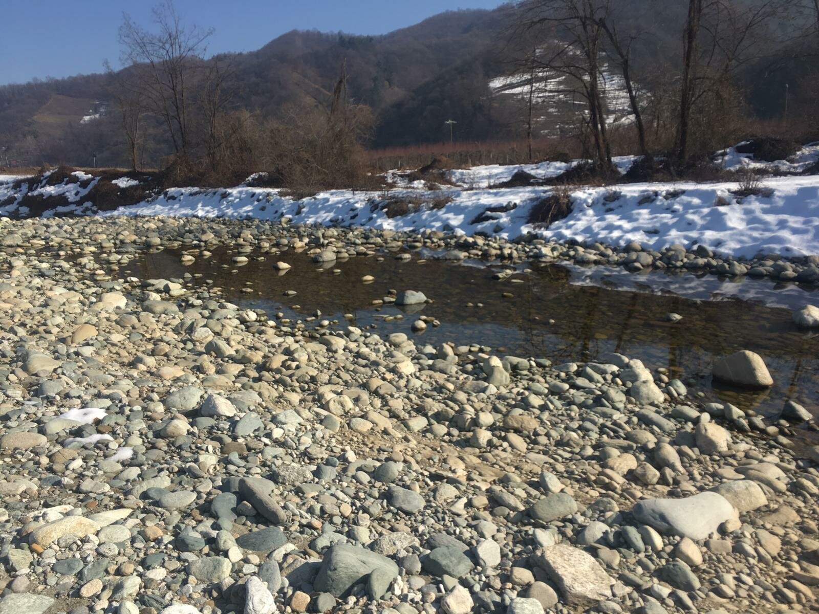 Sito sul fiume Pellice (Pellice Valle). In questa foto si nota la comparsa di fenomeni di secca sovra-stagionale (invernale). Il flusso d’acqua superficiale è molto ridotto e notiamo la formazione di piccole pozze accanto ad aree completamente in secca.