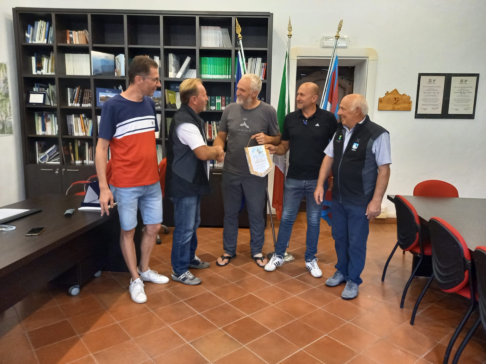 Il Presidente del Parco del Monviso Dario Miretti consegna il gagliardetto dell'Ente Parco al Sindaco di Casalgrasso Giovanni Donetto