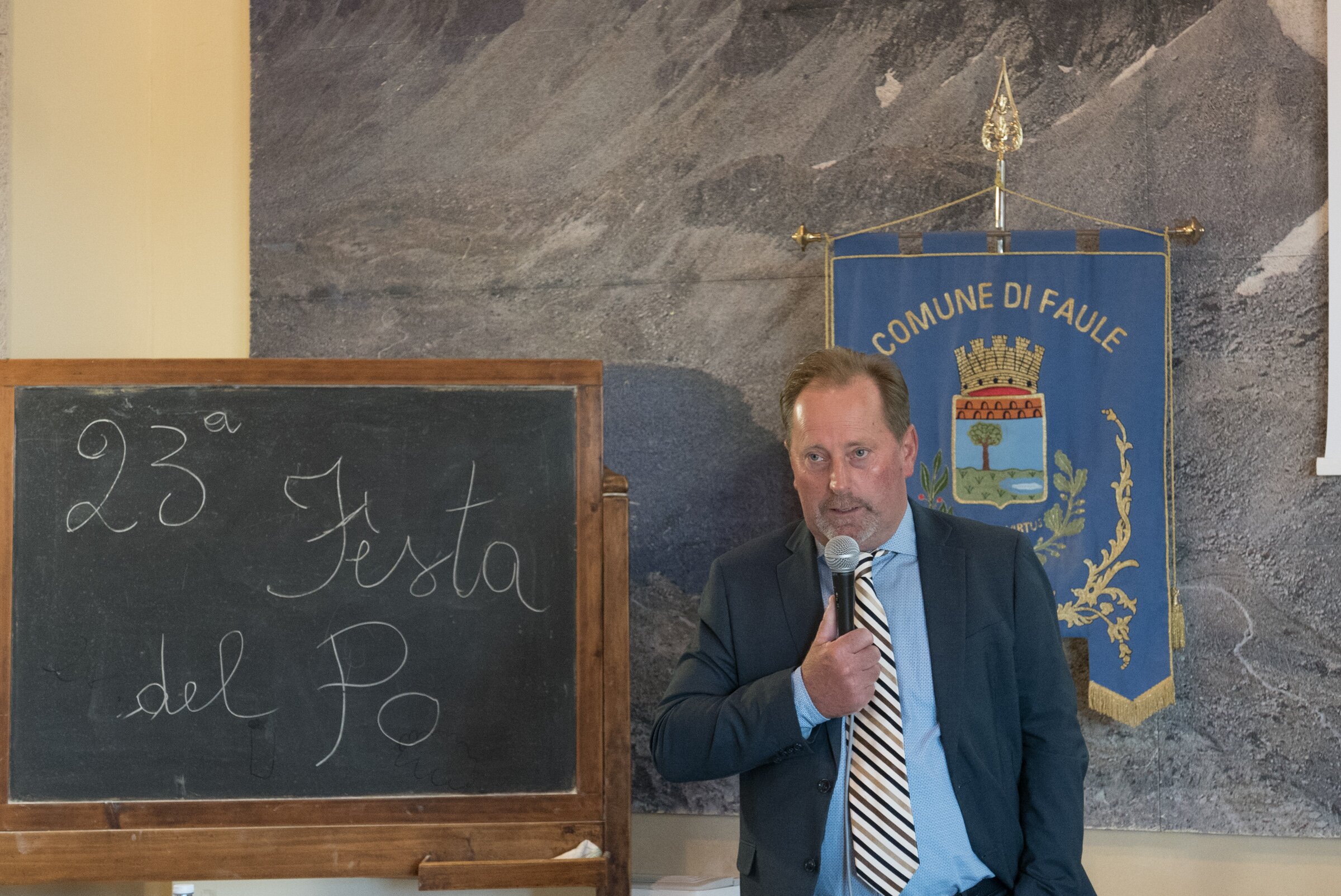 Il presidente del Parco del Monviso, Dario Miretti, con un microfono in mano