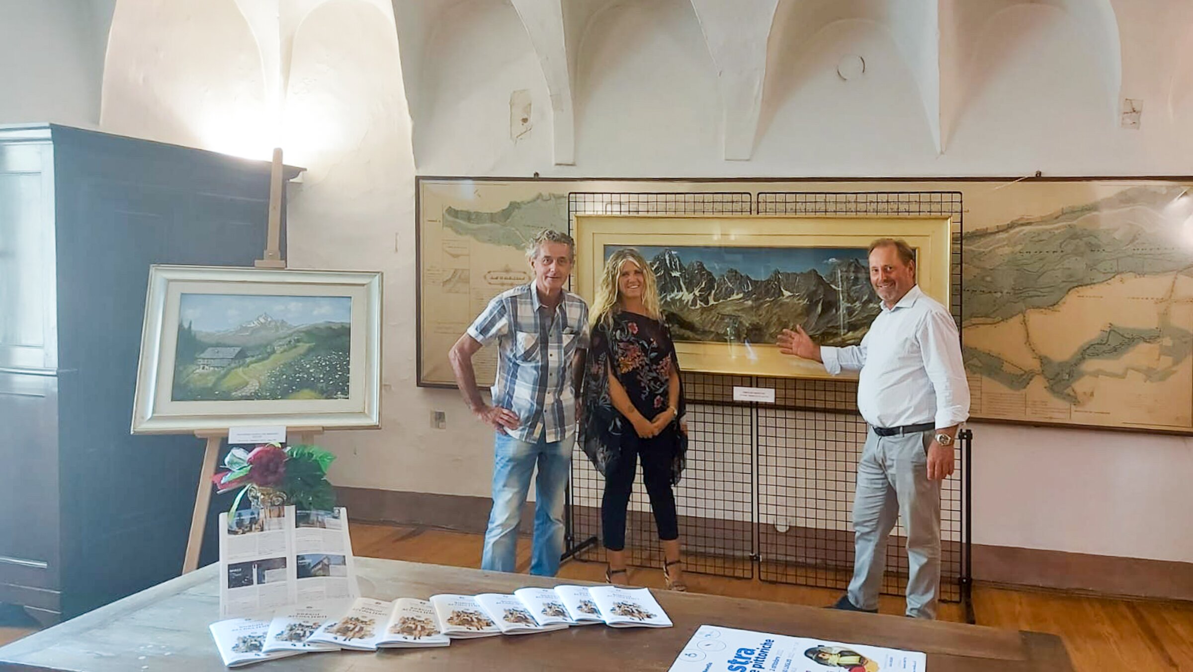Il presidente del Parco del Monviso, Dario Miretti, con l'assessore al turismo di Revello, Katia Disderi, e una terza persona