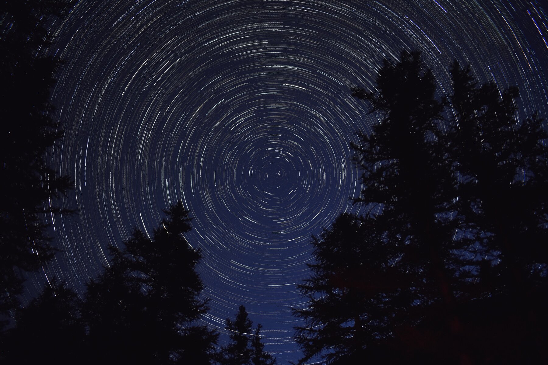 fotografia astronomica startrails, foto che mostra il moto delle stelle