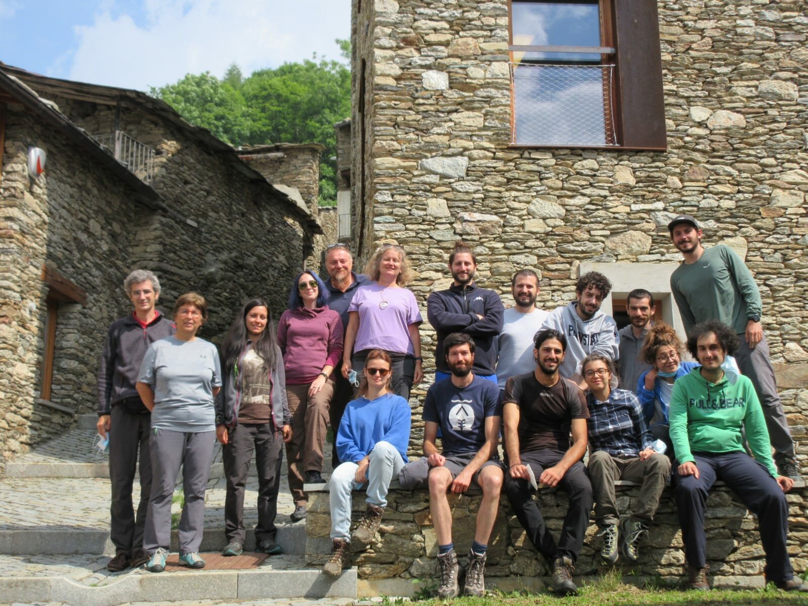 Foto di gruppo dei dottorandi che hanno partecipato alla prima edizione della summer school tenuta presso il centro di ricerca Alpstream a Ostana