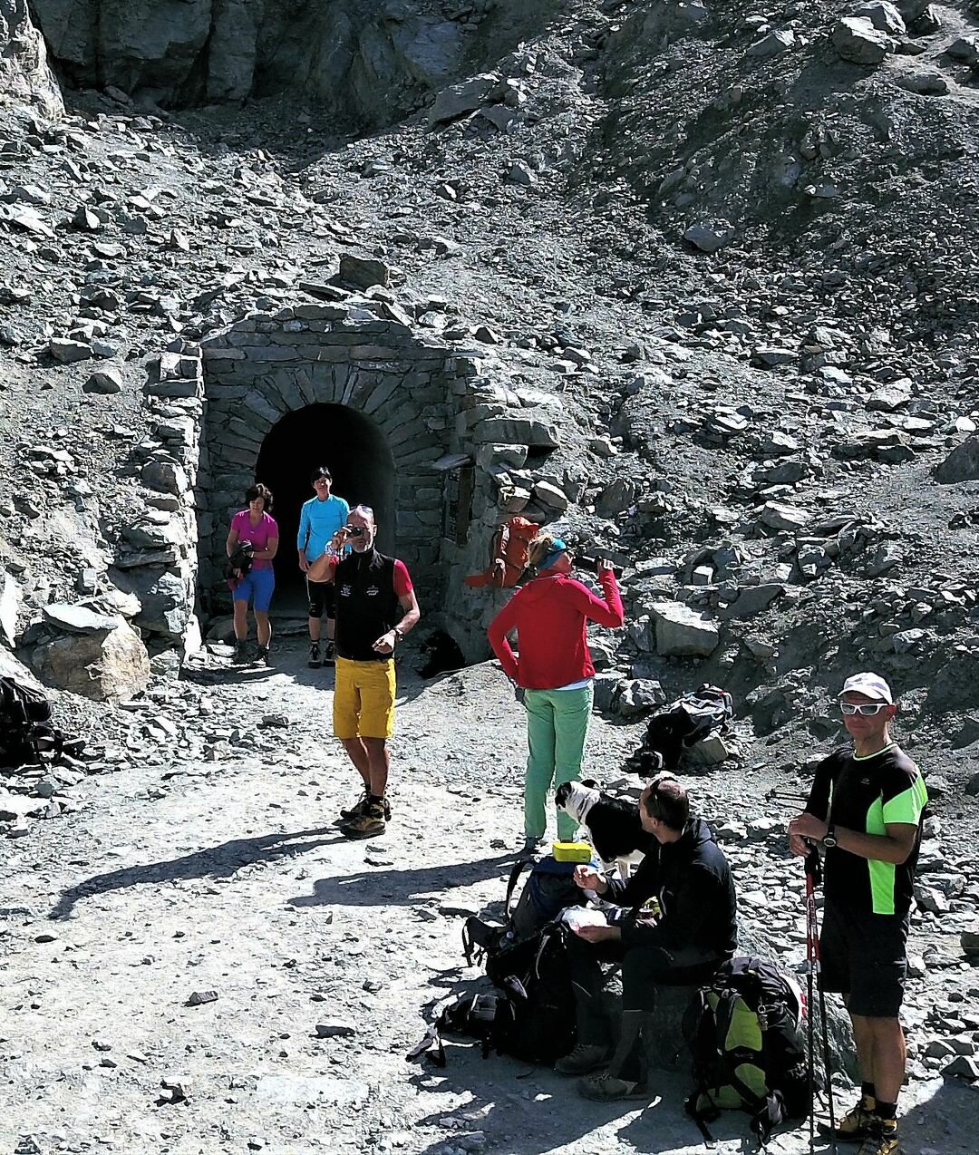 Escursionisti presso l'imboccatura francese del Buco di Viso