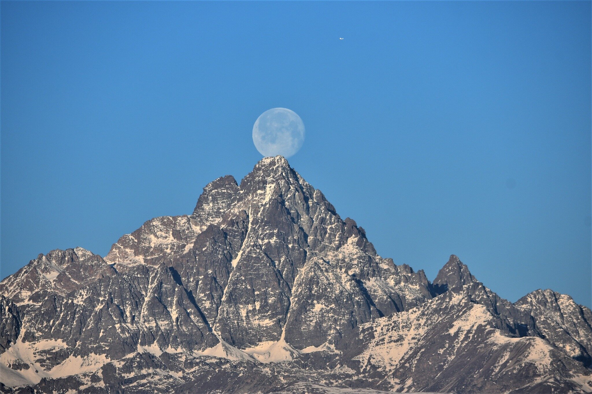 foto del Monviso sul quale si adagia la Luna