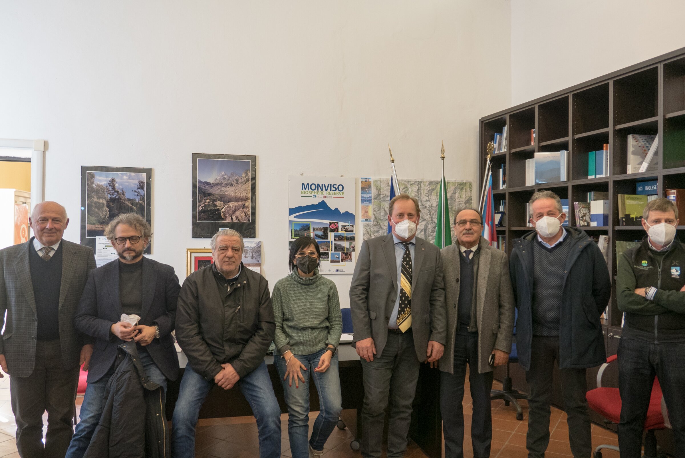 i delegati della Regione Piemonte e i rappresentanti del Parco del Monviso posano per la foto di rito: da sinistra Vanzetti, Chiara, Anello, Crotta, Miretti, Audizio, Perotto, Molinari