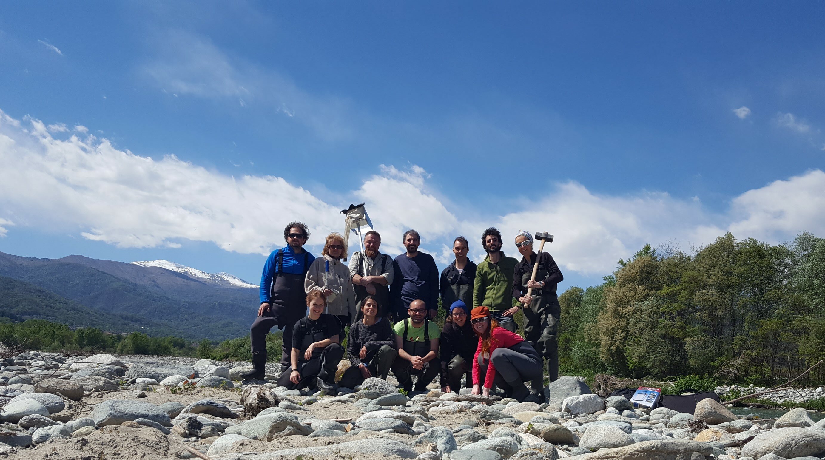 Il gruppo Alpstream insieme al gruppo di ecologia dell’Università di Parma sul fiume PO, in località Revello