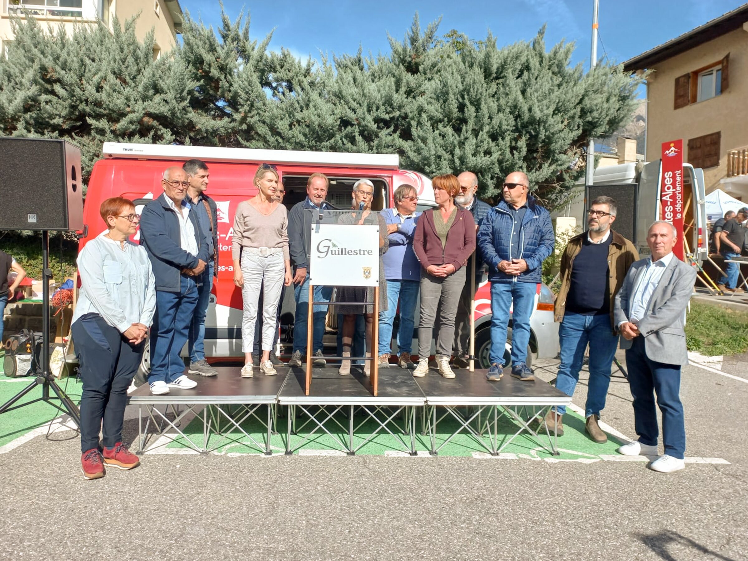 gruppo di persone sul palco della premiazione, sta parlando una personalità politica