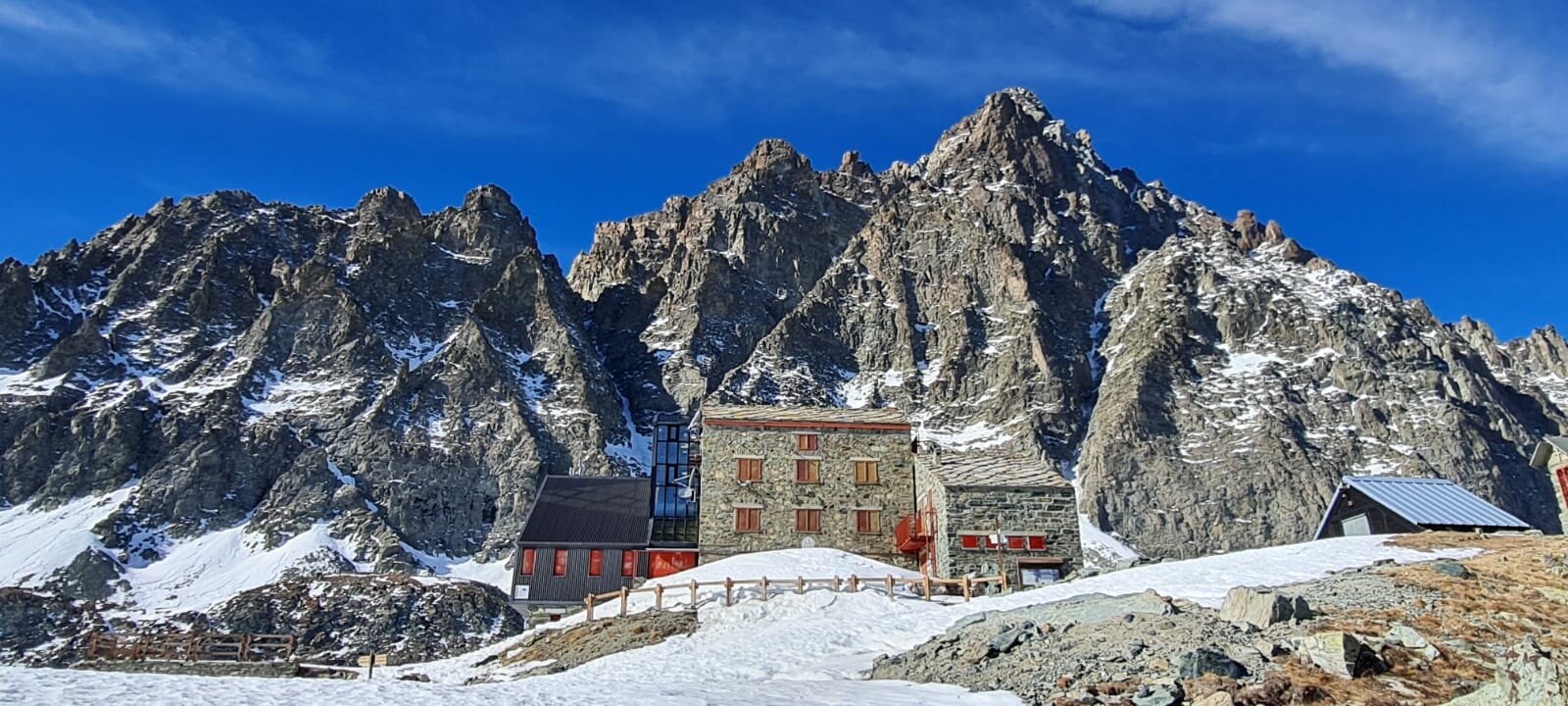 il rifugio Sella con il Monviso che sorge alle sue spalle. Foto invernale con un po' di neve