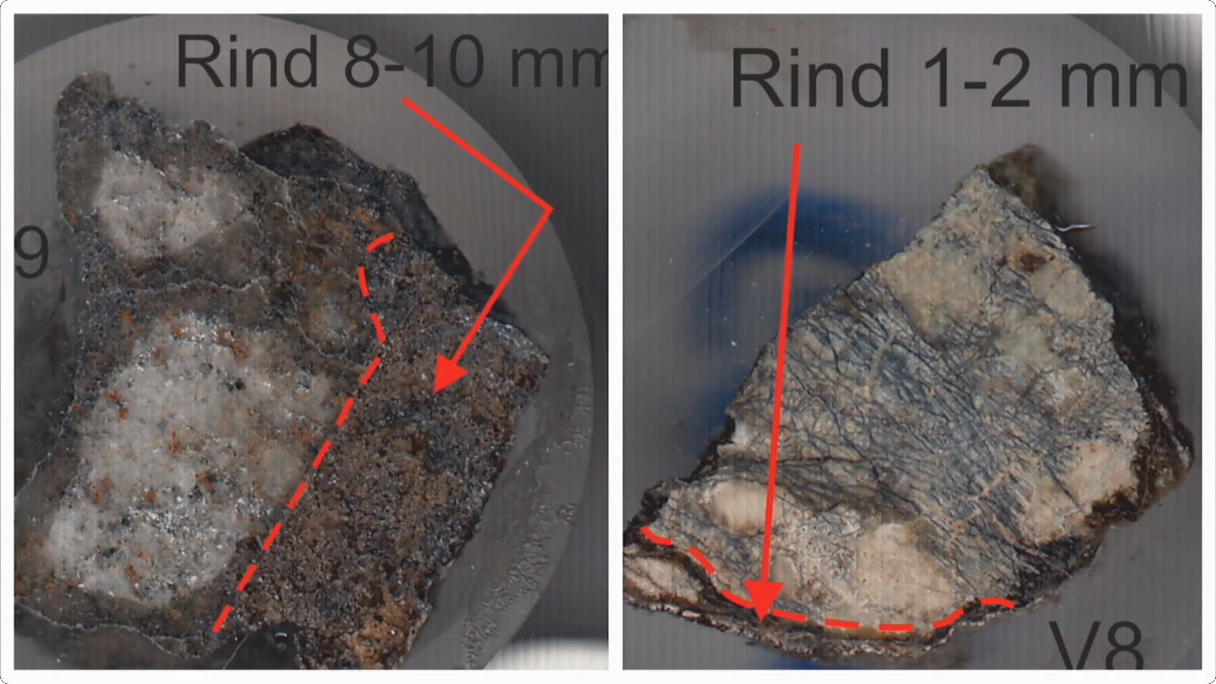 due campioni di roccia di colore biancastro con due parti scurite dagli agenti atmosferici: nella roccia di sinistra lo spessore della fascia scura è nettamente maggiore rispetto a quello della roccia a destra