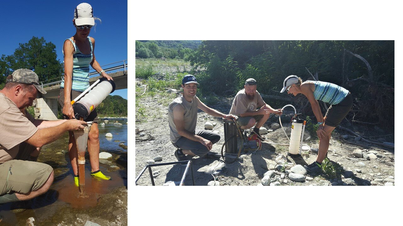 Le foto mostrano il dottor Doretto, il prof. Fenoglio e la dott.ssa Bruno durante un campionamento della fauna iporreica, sul fiume Po. Nella foto di sinistra si osservano i ricercatori filtrare l’acqua prelevata dalla zona iporreica utilizzando un retino a maglia fine: gli organismi così prelevati verranno successivamente analizzati e determinati allo stereoscopio. Nella foto di destra, i ricercatori usano una pompa peristaltica per aspirare l’acqua di una zona iporreica contenuta nel piezometro posizionato lungo un tratto del fiume Po, nei pressi di Revello