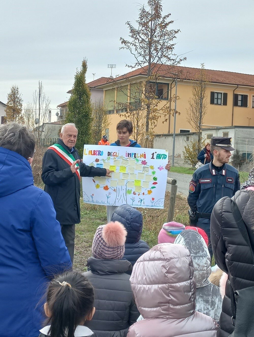 Il Sindaco di Verzuolo Panero dialoga con gli studenti della locale sede dell'AFP sul tema dell'ambiente e sull'importanza di piantare nuovi alberi (foto del 2023).