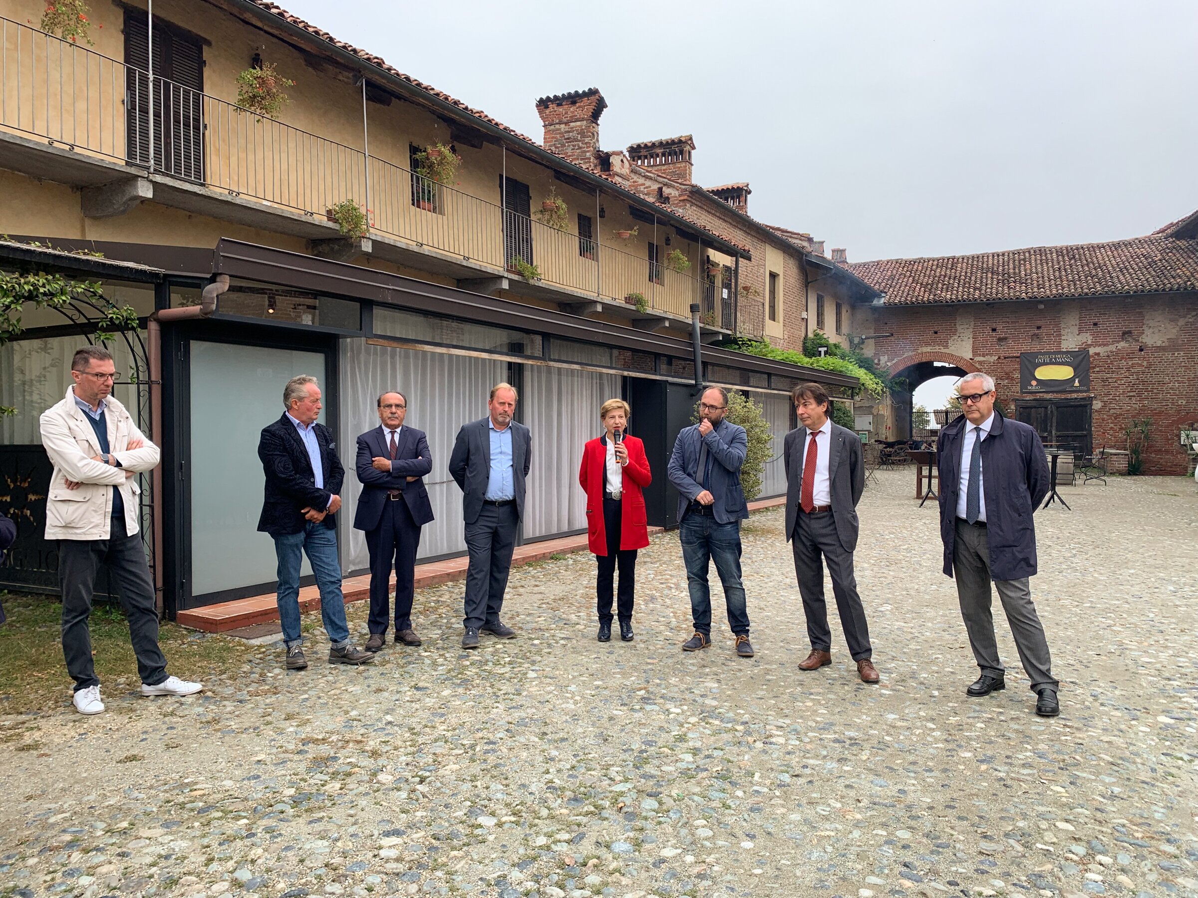 il Presidente del Parco del Monviso, Dario Miretti, il consigliere del Parco e vice-sindaco di Revello, Aldo Perotto, e due dei componenti italiani del Comitato di Coordinamento della Riserva della Biosfera transfrontaliera del Monviso – MaB UNESCO, Franco Audisio e Marco Osella, insieme a esponenti tecnici e politici della Fondazione Ordine Mauriziano a Staffarda