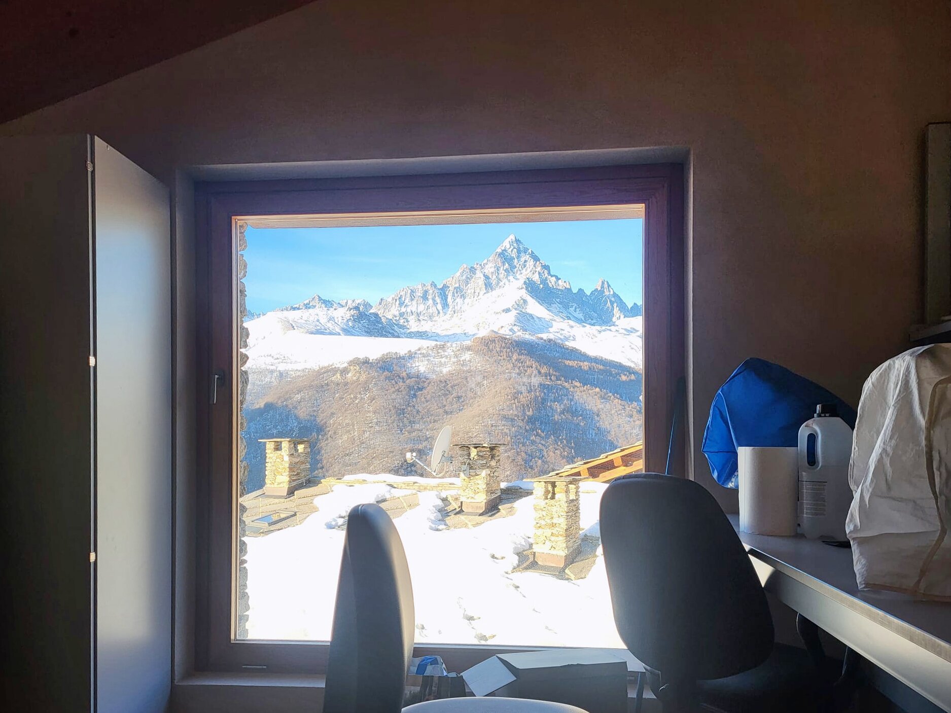 dall'interno dell'edificio che ospita il centro Alpstream è stata scattata una foto che inquadra il Monviso, visibile da una finestra dell'edificio