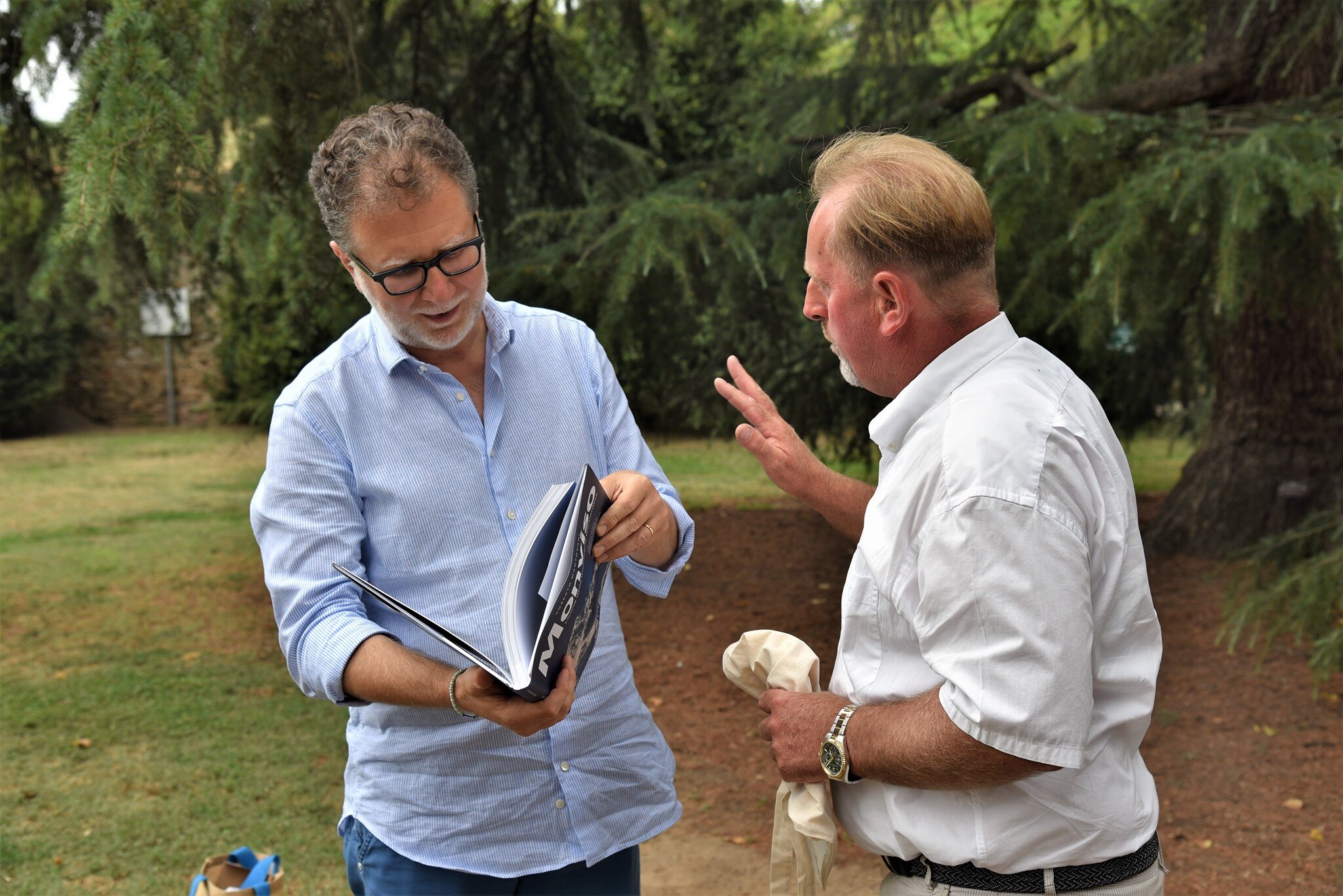 Il presidente del Parco del Monviso Dario Miretti consegna a Fabio Fazio un libro sul Monviso nel parco del Castello della Manta