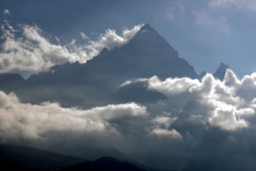 immagine del Monviso circondato da nuvole