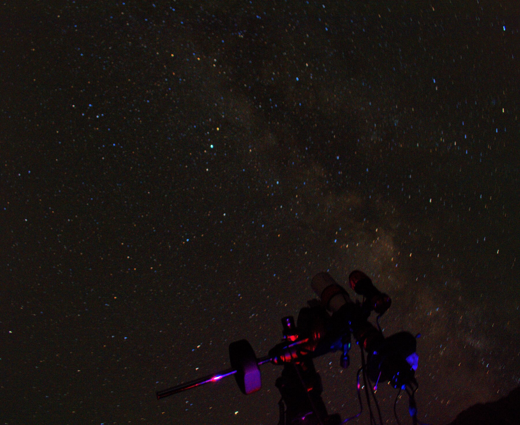 Un'apparecchiatura per fotografie astronomiche nel buio di un cielo stellato