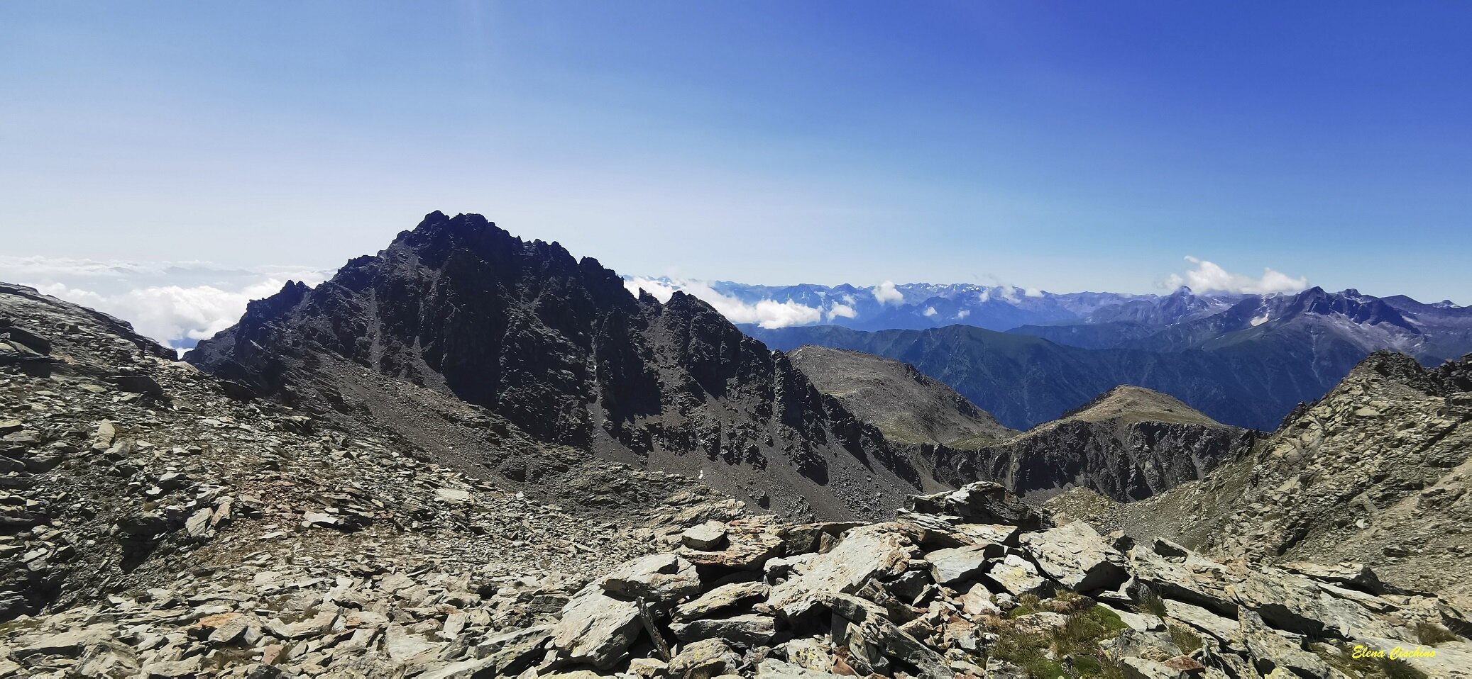 Cima delle Lobbie, più a destra la Reisassa e Rocio Russo, panorama con vette alpine e ampie pietraie
