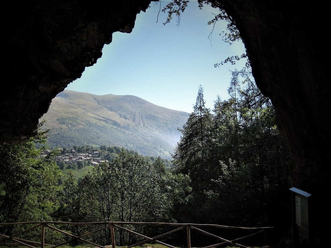 L'ingresso della grotta di rio Martino visto dall'interno: di fronte si scorge l'abitato della frazione Borgo di Crissolo