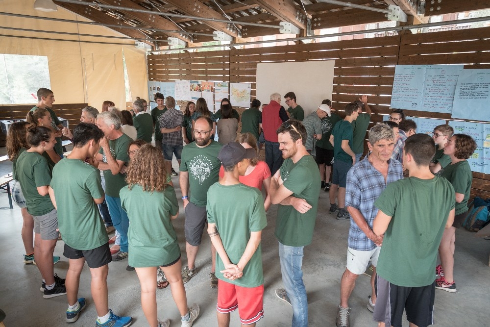 Un gruppo di persone in due cerchi concentrici in modo da trovarsi uno di fronte all'altro