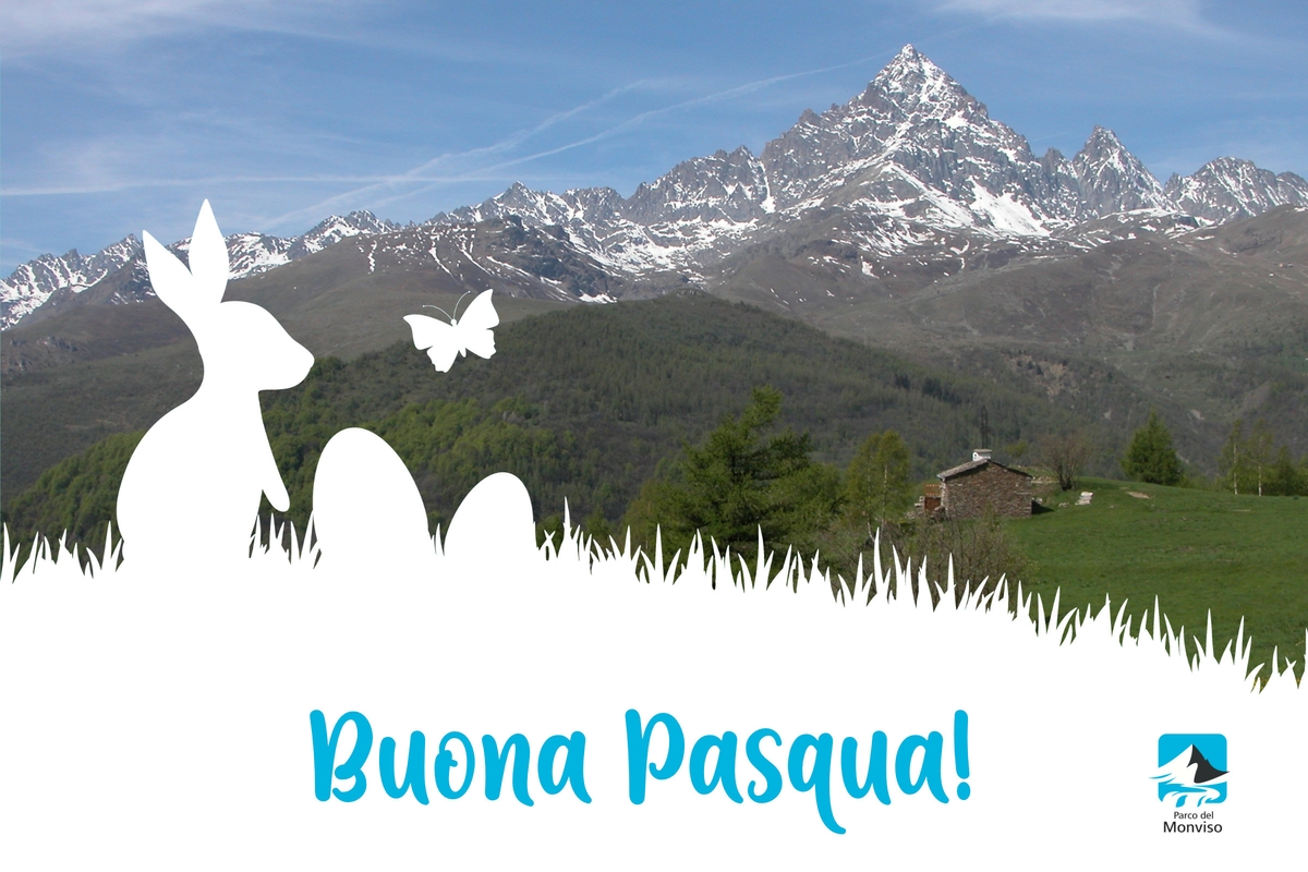 Una foto del Monviso da Ostana, in primo piano il disegno di un coniglio con due uova di Pasqua e una farfalla che emergono dall'erba.