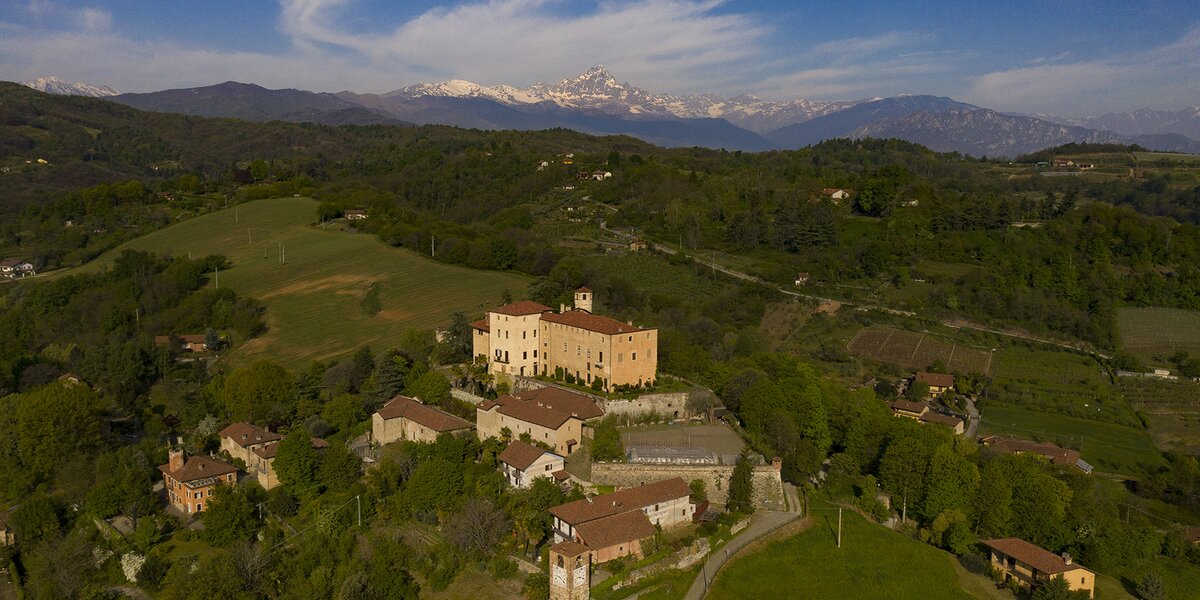 Immagine del castello della Manta con sullo sfondo il Monviso