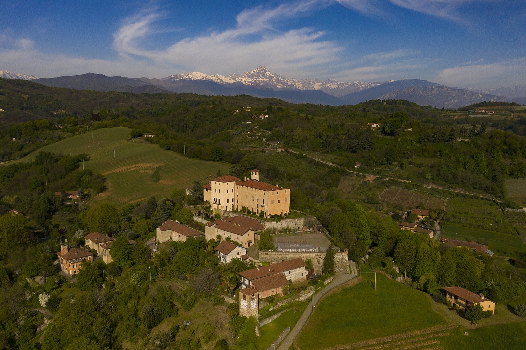 Immagine del castello della Manta con sullo sfondo il Monviso
