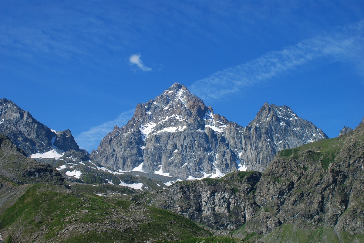 immagine del Monviso e del Visolotto spruzzati di neve. sullo sfondo cielo azzurro con striature di nuvole