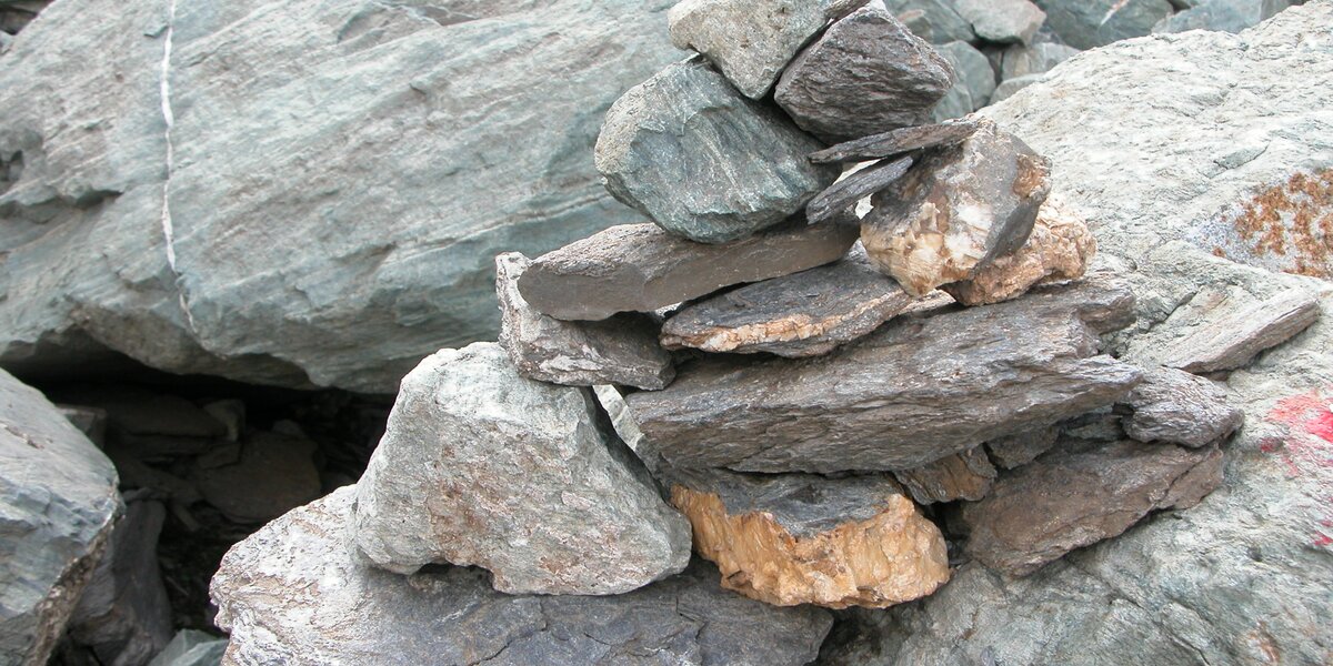 Sassi impilati su una roccia