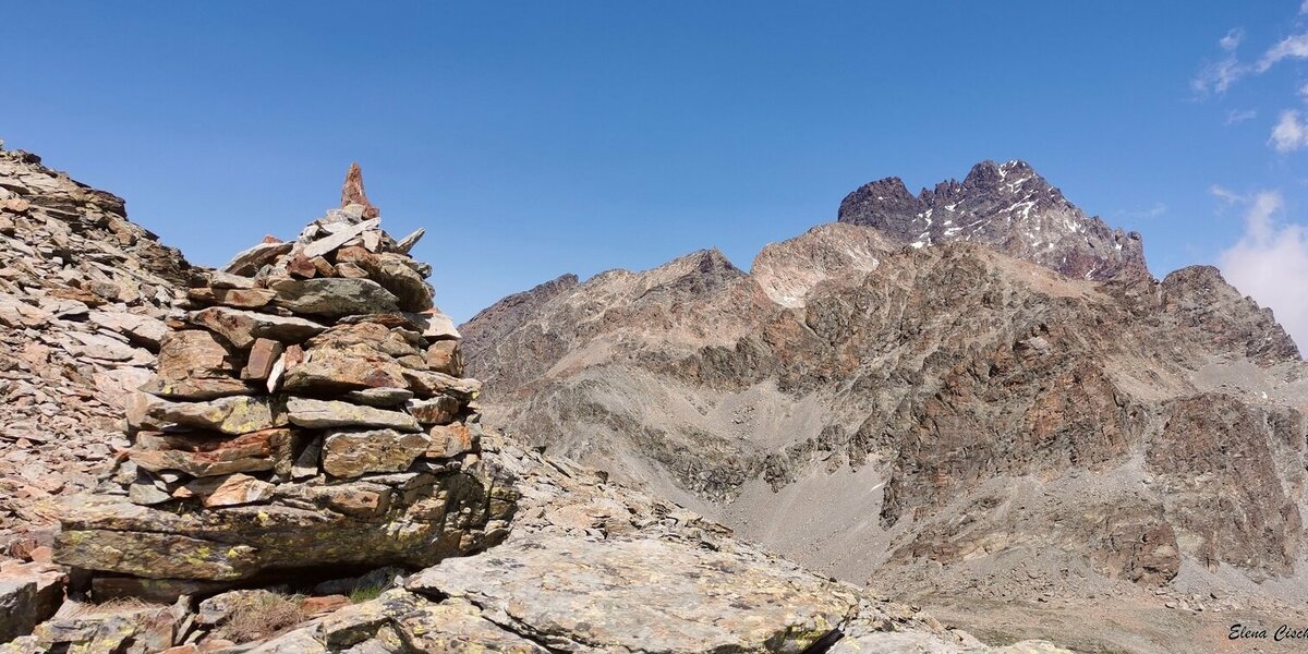 Il Monviso visto dal passo della Calatà, in primo piano un classico omino di pietra