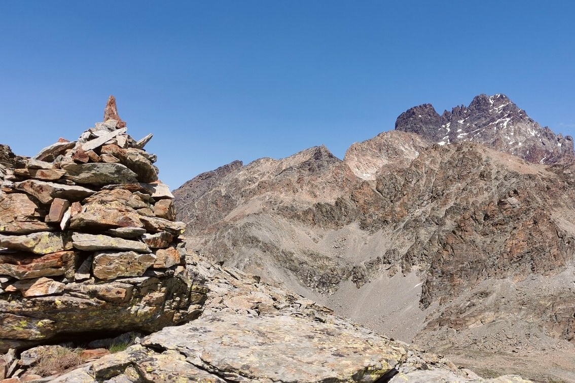 Il Monviso visto dal passo della Calatà, in primo piano un classico omino di pietra