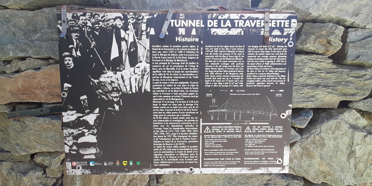 pannello informativo in francese relativo al Buco di Viso o Tunnel de la Traversette