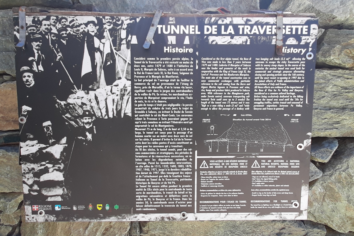 pannello informativo in francese relativo al Buco di Viso o Tunnel de la Traversette