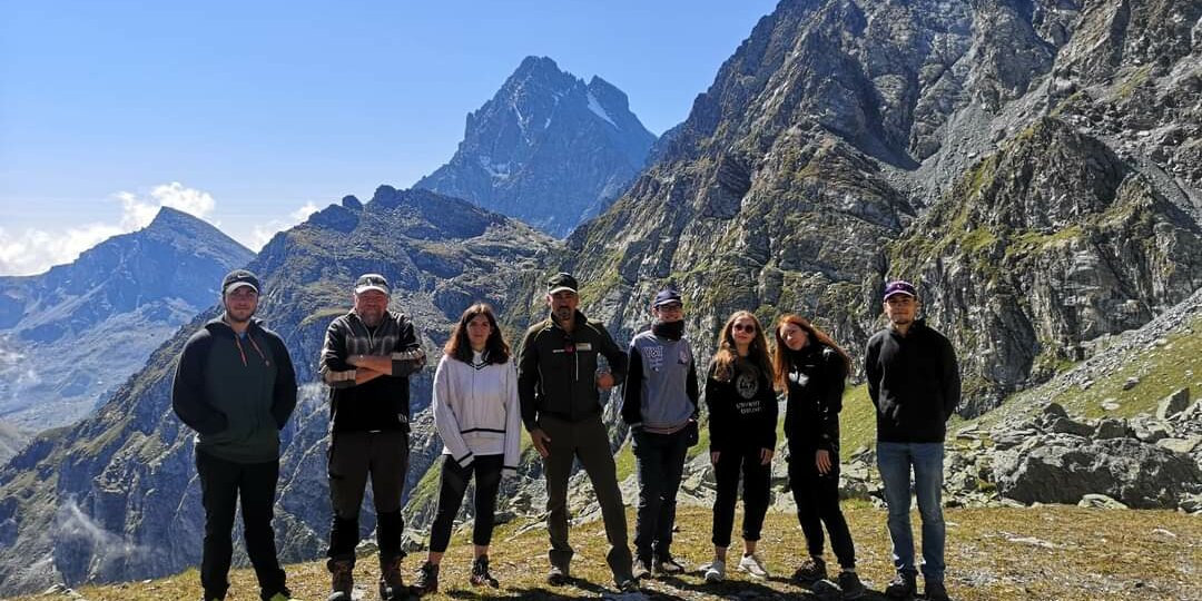 Il gruppo di 6 studenti con il prof. Stefano Fenoglio e il guardiaparco Fabio Santo in montagna davanti al Monviso