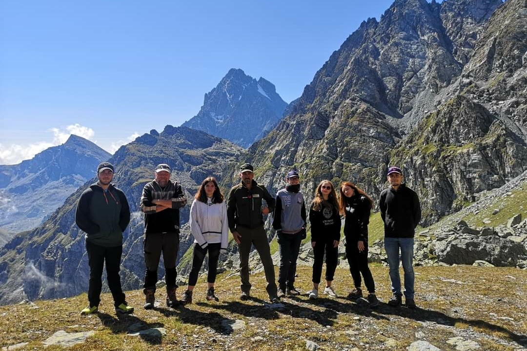 Il gruppo di 6 studenti con il prof. Stefano Fenoglio e il guardiaparco Fabio Santo in montagna davanti al Monviso