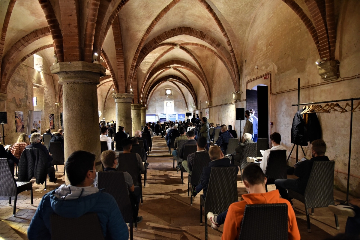 Foresteria dell'Abbazia di Staffarda: foto interna con la sala colonnata piena di pubblico, circa un centinaio di persone.