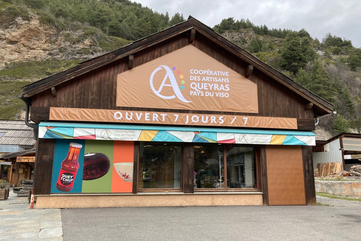 Immagine della sede della di Maison de l'Artisanat, struttura legno su sfondo montano