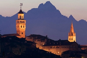 Profilo delle torri saluzzesi e del monviso al tramonto