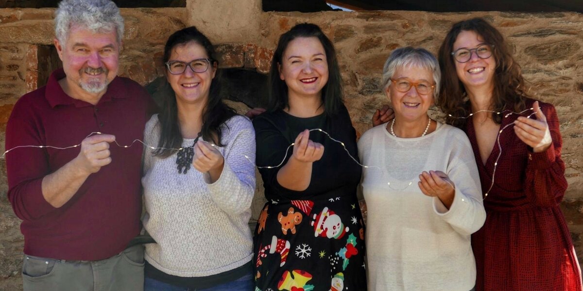 la famiglia di Paolo al completo, da sinistra Roberto, Sarah, Arianna, Paola e Francesca tengono in mano un filo di luci di natale