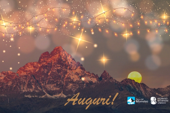 Un Monviso all'alba con una grande luna piena che sbuca dalle montagne. in alto nel cielo sono state aggiungete delle decorazioni simili a luci di natale. in basso a destra la scritta auguri e i loghi del Parco, della Riserva MaB UNESCO e di Natura 2000