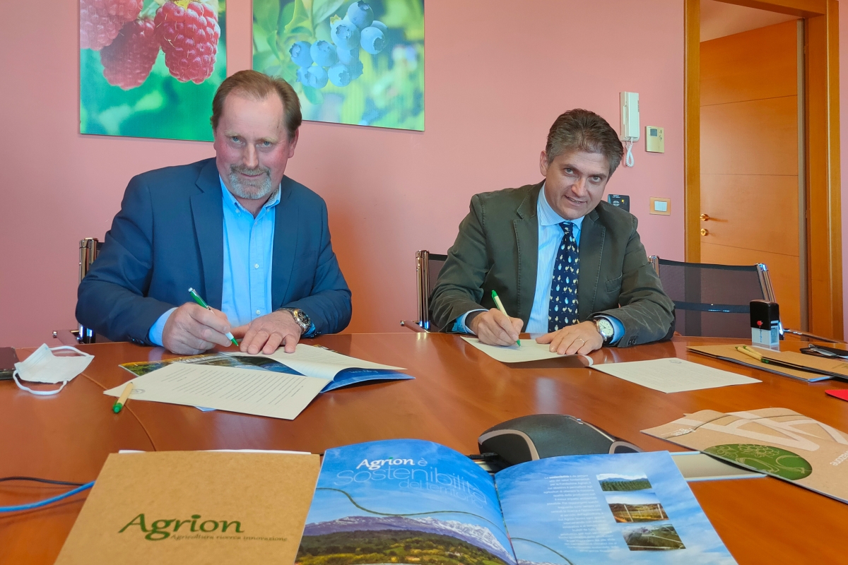 Dario Miretti, presidente del Parco del Monviso, e Giacomo Ballari, presidente della Fondazione AGRION, sottoscrivono il protocollo d'intesa