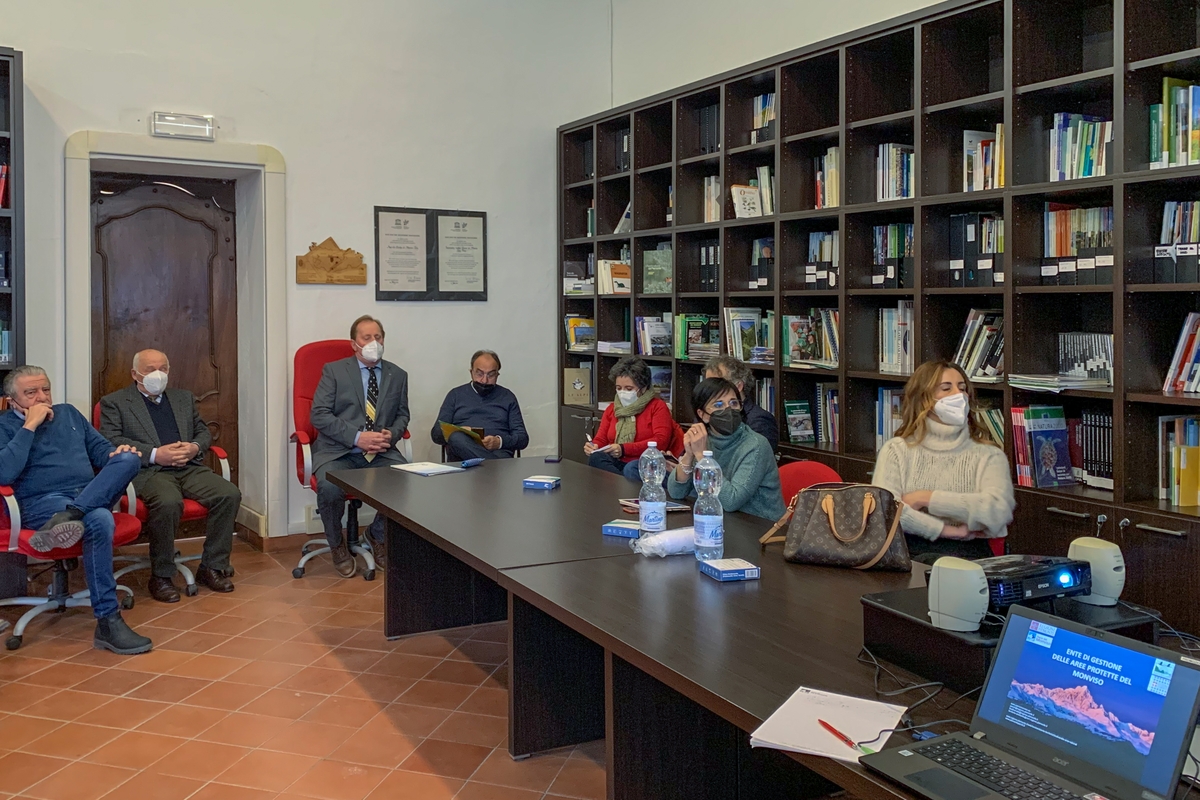 in una sala con una libreria alle pareti i delegati della Regione e i rappresentanti del consiglio del Parco del Monviso, seduto intorno ad una grande tavolo, partecipano alla presentazione dell'Ente