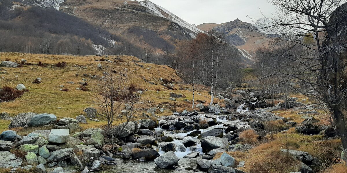 uno dei siti di campionamento del progetto Network (Le Bigorie presso Oncino). Si osserva il fiume scorrere al centro della foto, attorniato da un paesaggio invernale